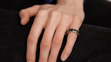 Comment reconnaître une bague authentique Chanel .